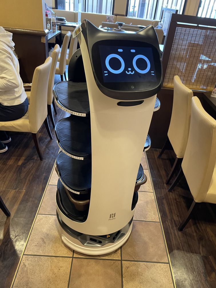 かわいい～!!配膳ロボットに会いに行ったよ