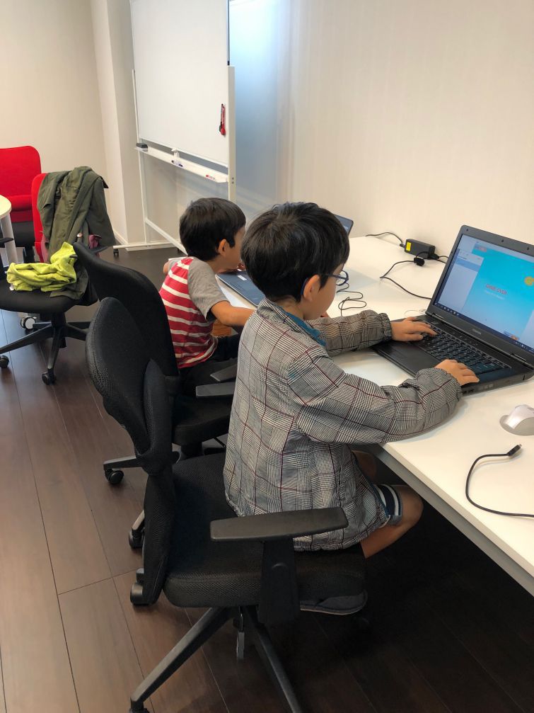 那覇バス10番銘苅小学校前　バス停の目の前です