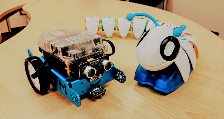 教室のかわいいロボットたち